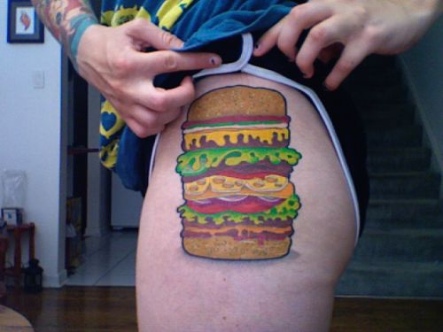 Navegando pelo Siriloko, encontrei essa galeria de tattoos de hamburger.